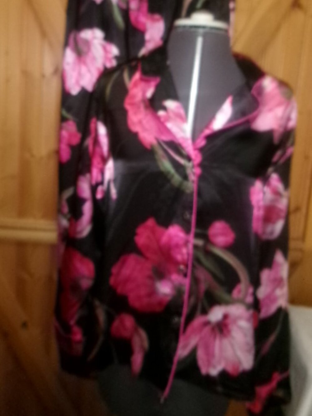 ladies bold floral 2 pc silky pajamas Lilac and Lavendar pretty  xs/sm